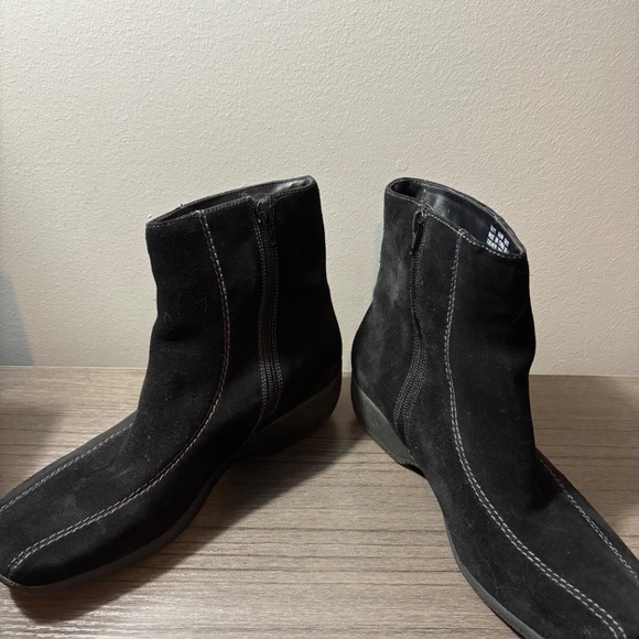Clarks Black Suede Booties Size 9.5W - Picture 2 of 8